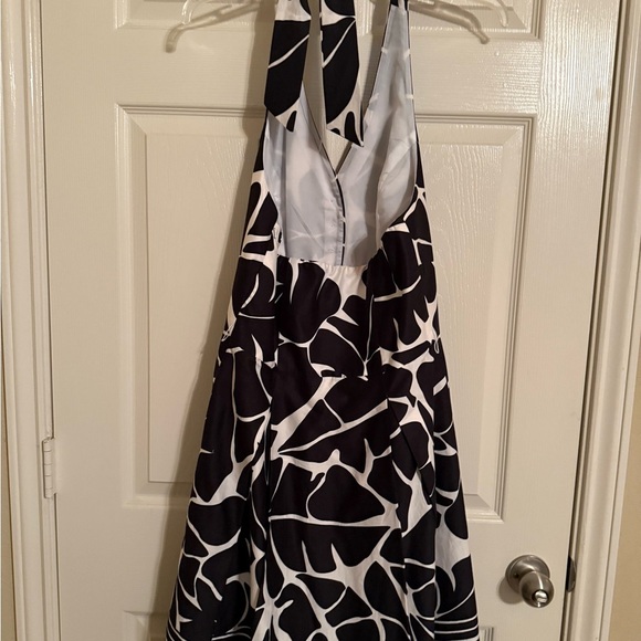 Elegant White House Black Market Black and White Halter Dress - Picture 4 of 6